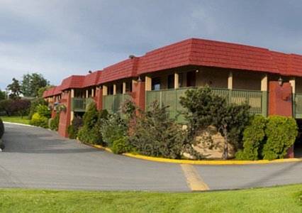 Econo Lodge Inn & Suites